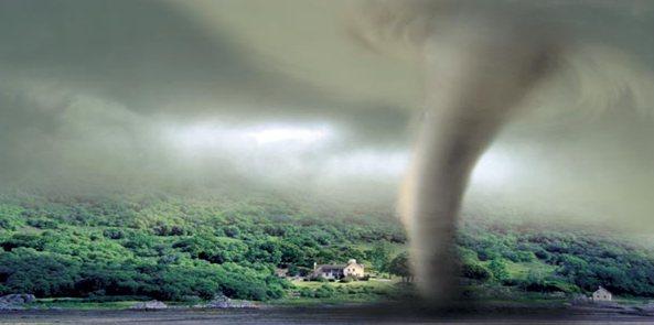  Рис. 1. Торнадо. Образования формы, изображённой на рисунке часто называют “воронкой торнадо”. Образование от верхней части торнадо в виде облака до поверхности океана называют трубой или хоботом торнадо. 